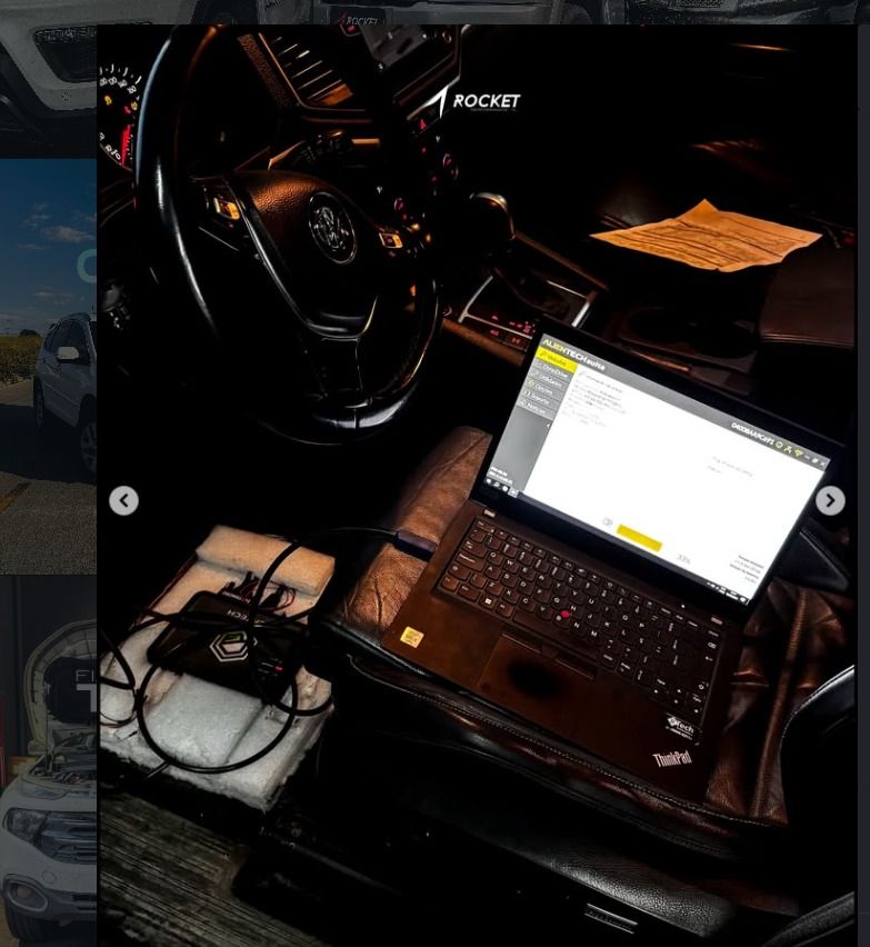 Notebook conectado ao veículo para remap